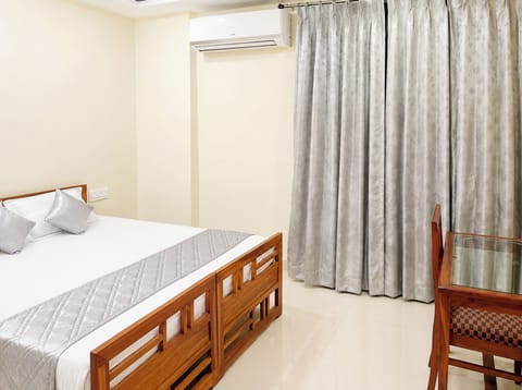 Hypo-allergenic bedding, desk, soundproofing, free WiFi