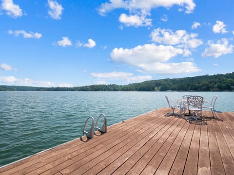 Table & Chairs on Swimdock