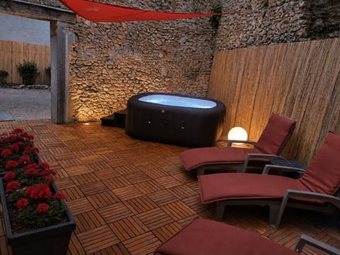 Indoor spa tub