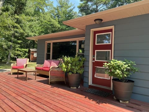 Welcoming front entry! Red-stained deck with seating.