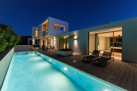 Thee centerpiece of Villa Larga. A long lap pool with a separate plunge pool stretches alongside the villa, creating the perfect space for swimming, relaxing and soaking up the Curaçao sun.