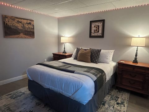 Queen bed | comfy | extra blankets