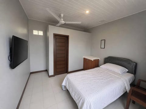 Economy Room | Desk, iron/ironing board (on request), WiFi (free), bed sheets
