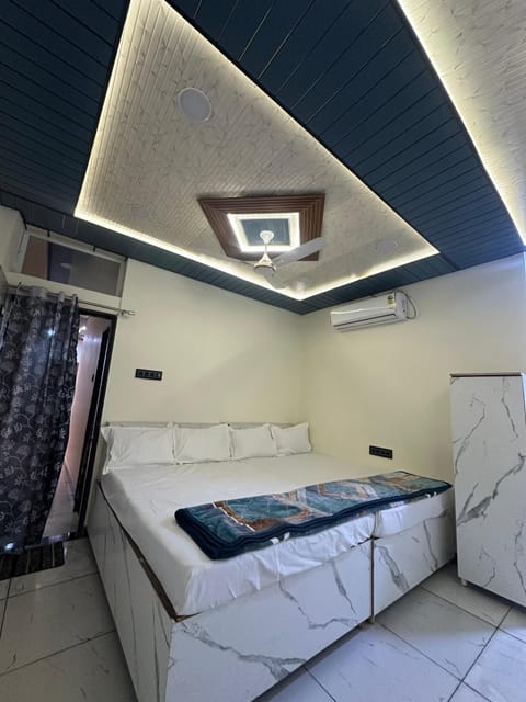 Deluxe Double Room | Desk, WiFi (free), bed sheets
