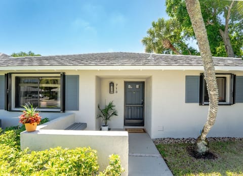 Charming PGA National townhome villas with lush landscaping, quiet walkways, and a peaceful, resort-style setting
