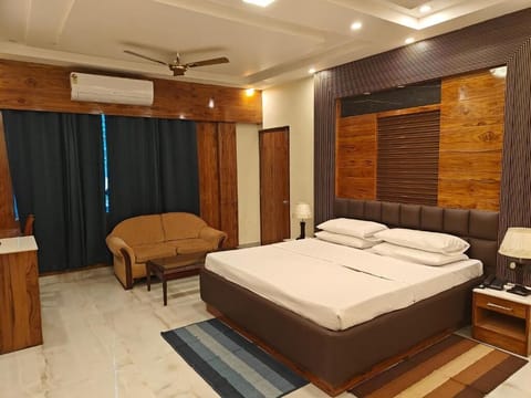 Deluxe Twin Room, Garden View | Desk, laptop workspace, soundproofing, iron/ironing board