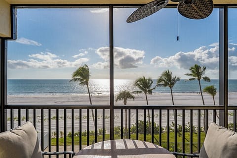 The sound of the sea is music to the soul. Escape the ordinary and find your paradise by the shore. Welcome to Villa Del Mar 402 on Fort Myers Beach