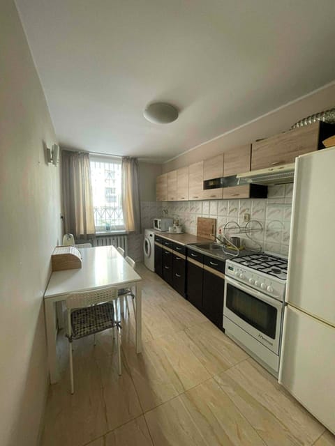 Full-size fridge, microwave, oven, stovetop