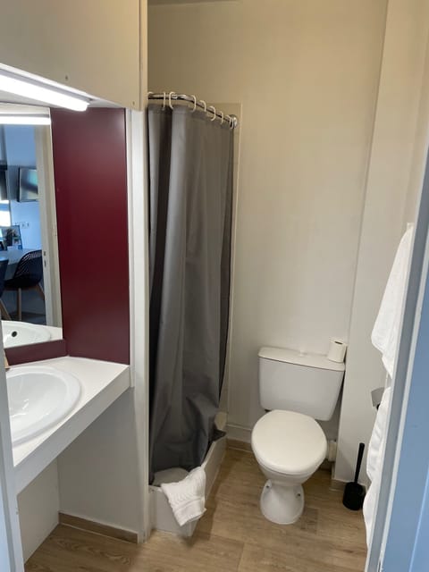 Comfort Double Room | Bathroom | Shower, free toiletries, hair dryer, towels