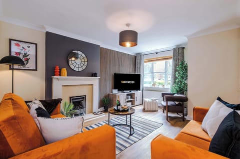 Feel right at home in this spacious and vibrant living room featuring two comfy sofas for you to relax into and a feature chair in the window, with a smart TV to entertain you throughout the evening. 
