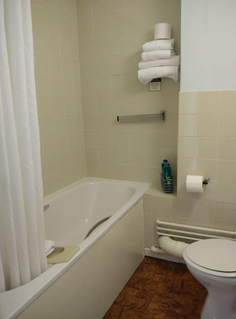 Family Room, Multiple Beds, Ensuite | Bathroom | Combined shower/tub, free toiletries, hair dryer, towels