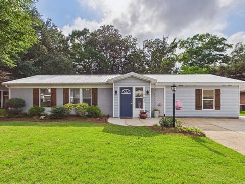 Pelican Nest 4BD/2BA near Beach & Downtown in the golf cart district!