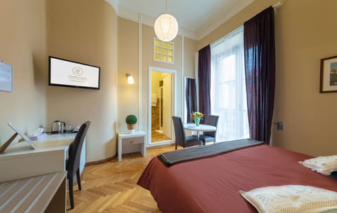 Deluxe Triple Room | Down comforters, in-room safe, individually decorated