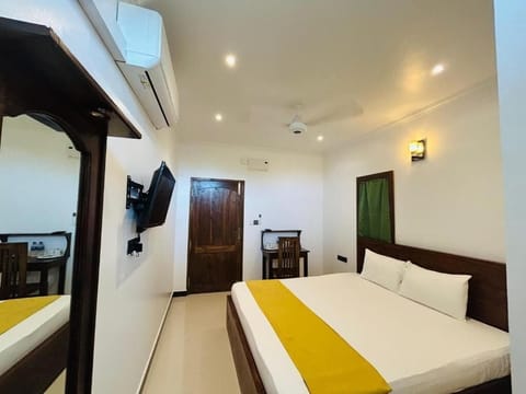 Deluxe Double Room, Balcony, Garden View | Laptop workspace, soundproofing