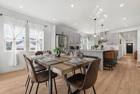 Premium House, Multiple Bedrooms, Air conditioning, Garden Area | Dining
