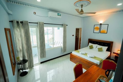 Deluxe Double Room, Balcony, Garden View | Laptop workspace
