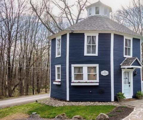 This unique 1880's octagon house boasts a large flagstone patio with lots of seating and a propane grill.  We are less than 1 mile from the famous Falls Trail!  This trail includes 22 named waterfalls.