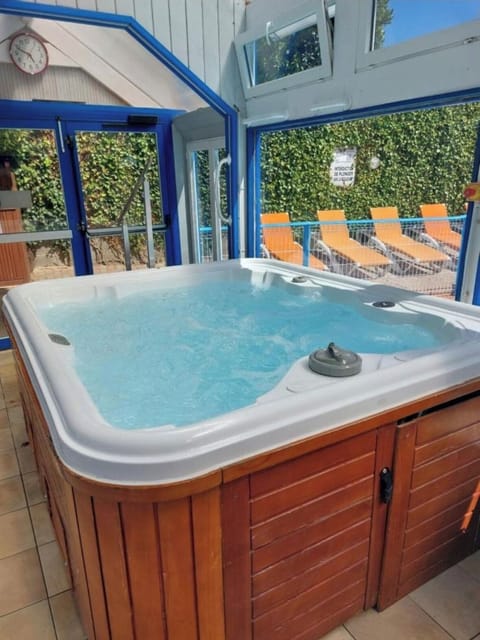 Indoor spa tub
