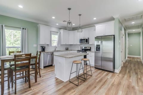 House, Multiple Beds, Patio, Garden View (Turtle's Cajun Bogg) | Private kitchen
