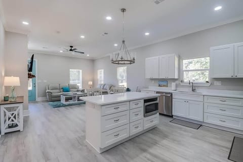 House, Multiple Beds, Fireplace, Garden View (Sandy Oaks) | Interior
