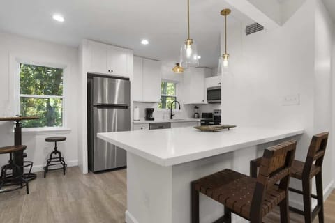 Condo, 2 Queen Beds, Kitchen, Pool View (Seabreeze Bungalow) | Private kitchen