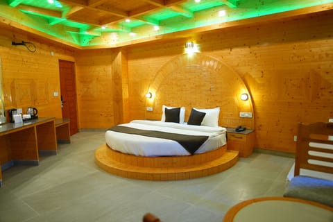 Deluxe Suite | Laptop workspace, free WiFi