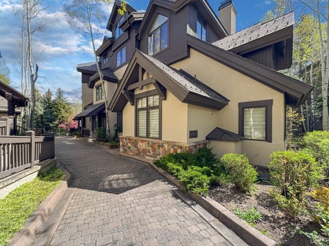 Step into Arrowhead`s hidden luxury, Bridger`s ground-floor entry welcomes you off heated sidewalks, no ice, no hassle. Just mountain magic at your door.
