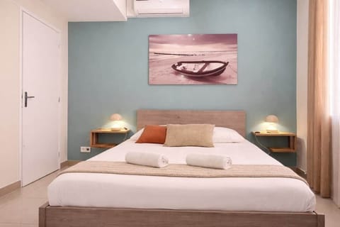 Chambre principale avec lit double confortable et linge de lit hôtelier pour des nuits reposantes au cœur de Nice.