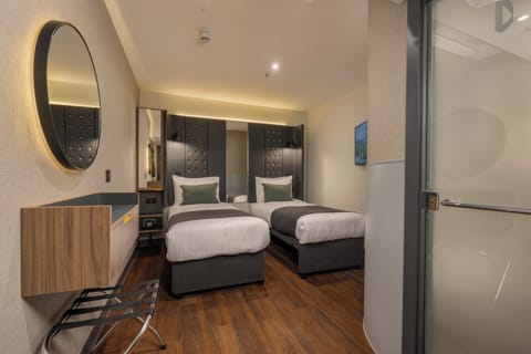 Cosy Twin without Window | Pillowtop beds, desk, laptop workspace, bed sheets