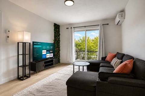 Détendez-vous dans cet espace de vie magnifiquement décoré, doté d'une climatisation moderne, d'un mur végétal vertical personnalisé et d'une jolie vue sur la verdure extérieure.