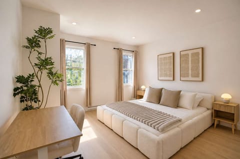 Détendez-vous dans cette chambre lumineuse et aérée, dotée d'un lit ultra-confortable, d'un bureau dédié et d'un design minimaliste apaisant.