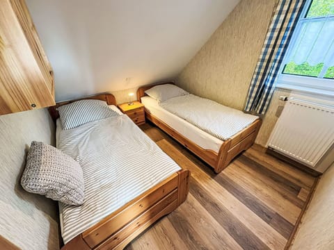Wood, Bedroom, Home, Bed, Bedding, Bed Frame, Hardwood, Bed Sheet, Wood Flooring, Wood Stain