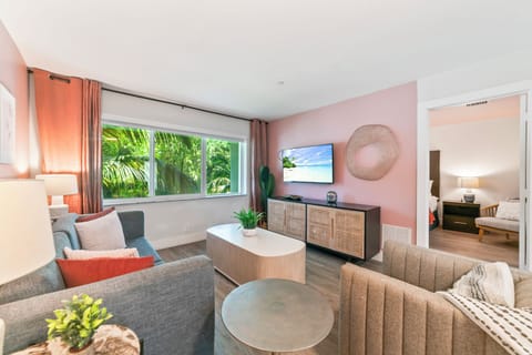 Bright, private 1-bedroom apartment in Boca Raton.