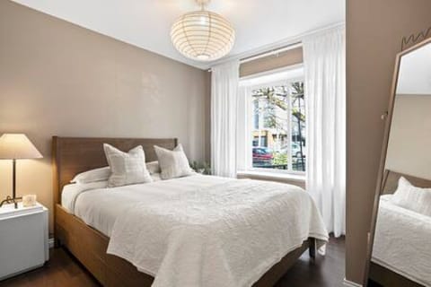  Cozy bedroom with queen size bed!