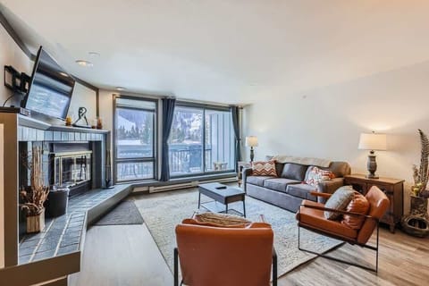 Condo, Multiple Beds, Balcony, Mountain View (A-K-LFT202) | Living area