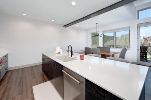 House, Multiple Beds (Keystone Sanctuary 4 Bed 5 Bath HTTH) | Private kitchen