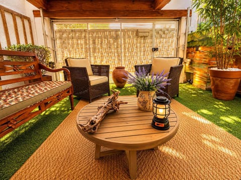 O aconchego da chegada. 
Lounge coberto, com sofás e poltronas.