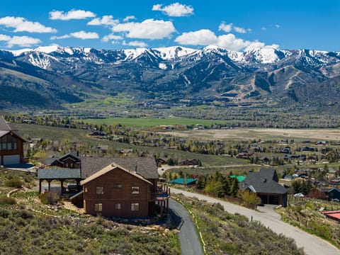Modern cabin with amazing views close to everything