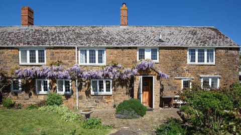 A wisteria draped country cottage in beautiful Oxfordshire