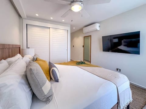Cana Life Luxury Sky Palace – Private Rooftop Picuzzi Penthouse w Ocean Views (24)