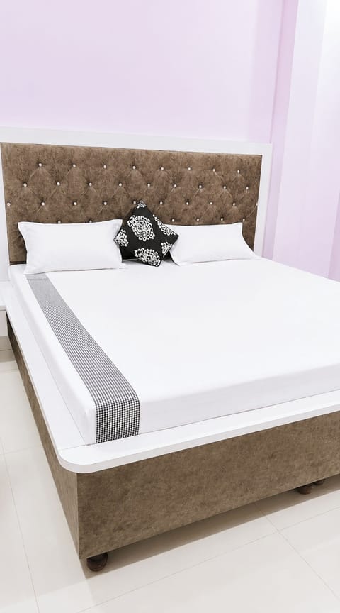 Hypo-allergenic bedding, desk, soundproofing, free WiFi