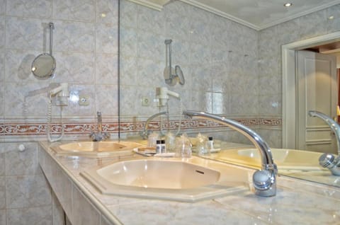 Superior Double Room | Bathroom | Free toiletries, towels, soap, shampoo