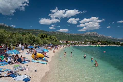 Beach nearby, white sand, beach towels, 2 beach bars