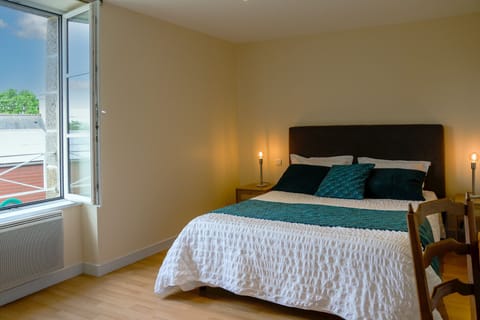 Room with a 160x200 cm bed and an en suite bathroom