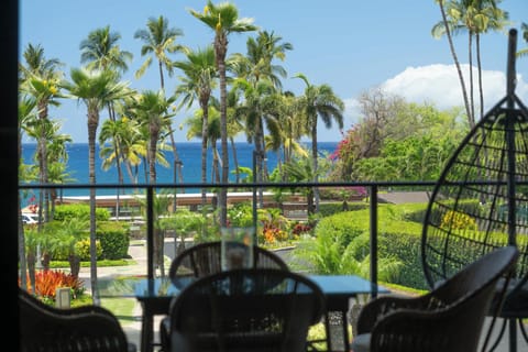 Sip your Kona coffee while the Pacific glitters between the palms — this is your everyday view from the front lanai.