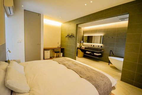Deluxe Villa | Premium bedding, down comforters, pillowtop beds, free minibar