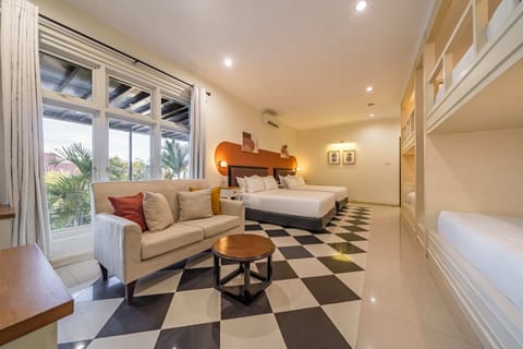 Family Suite | Desk, laptop workspace, free WiFi, bed sheets