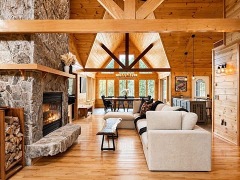 Sink into relaxation in our light-filled living area. Whether you’re gathering for morning coffee with river views or curling up by the indoor fireplace with a glass of wine, this space is built for connection.