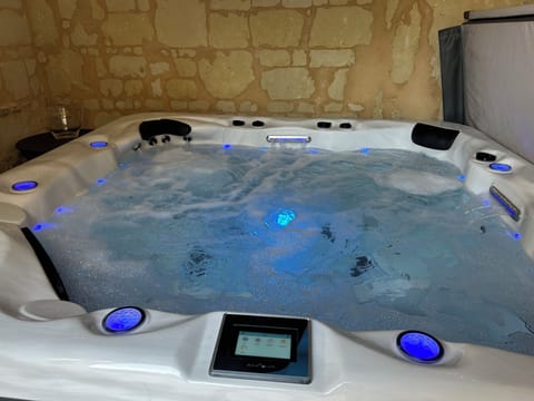 Indoor spa tub