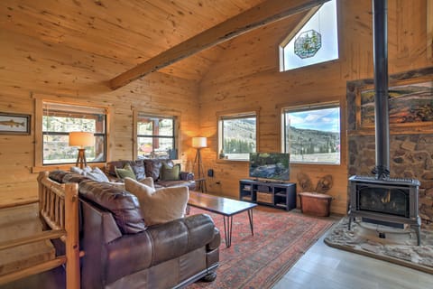 Welcome to Bristol Head Retreat - Living room with gas fireplace and Smart TV.